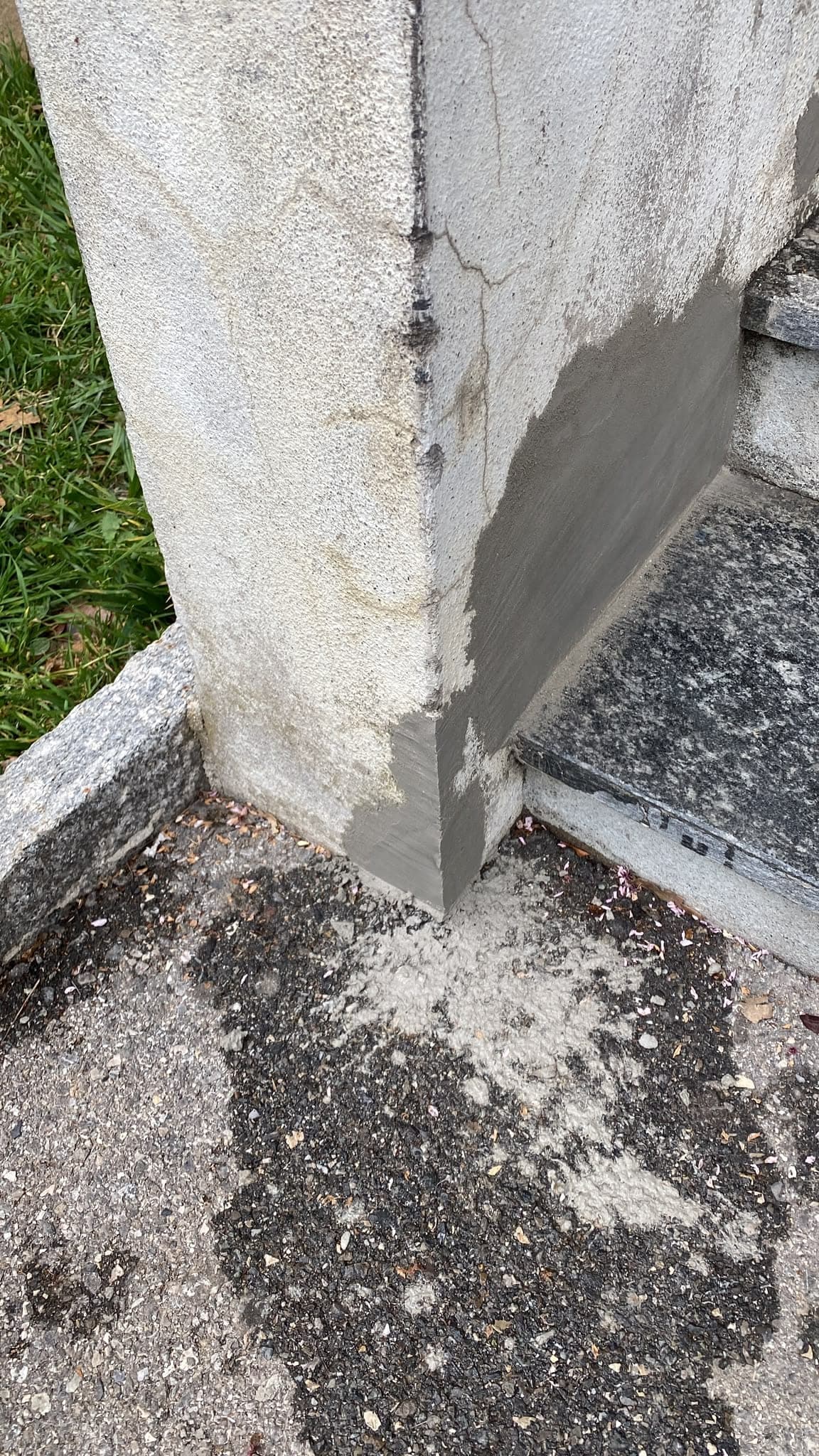 Enduit de réparation frais appliqué sur l'angle d'un muret en pierre