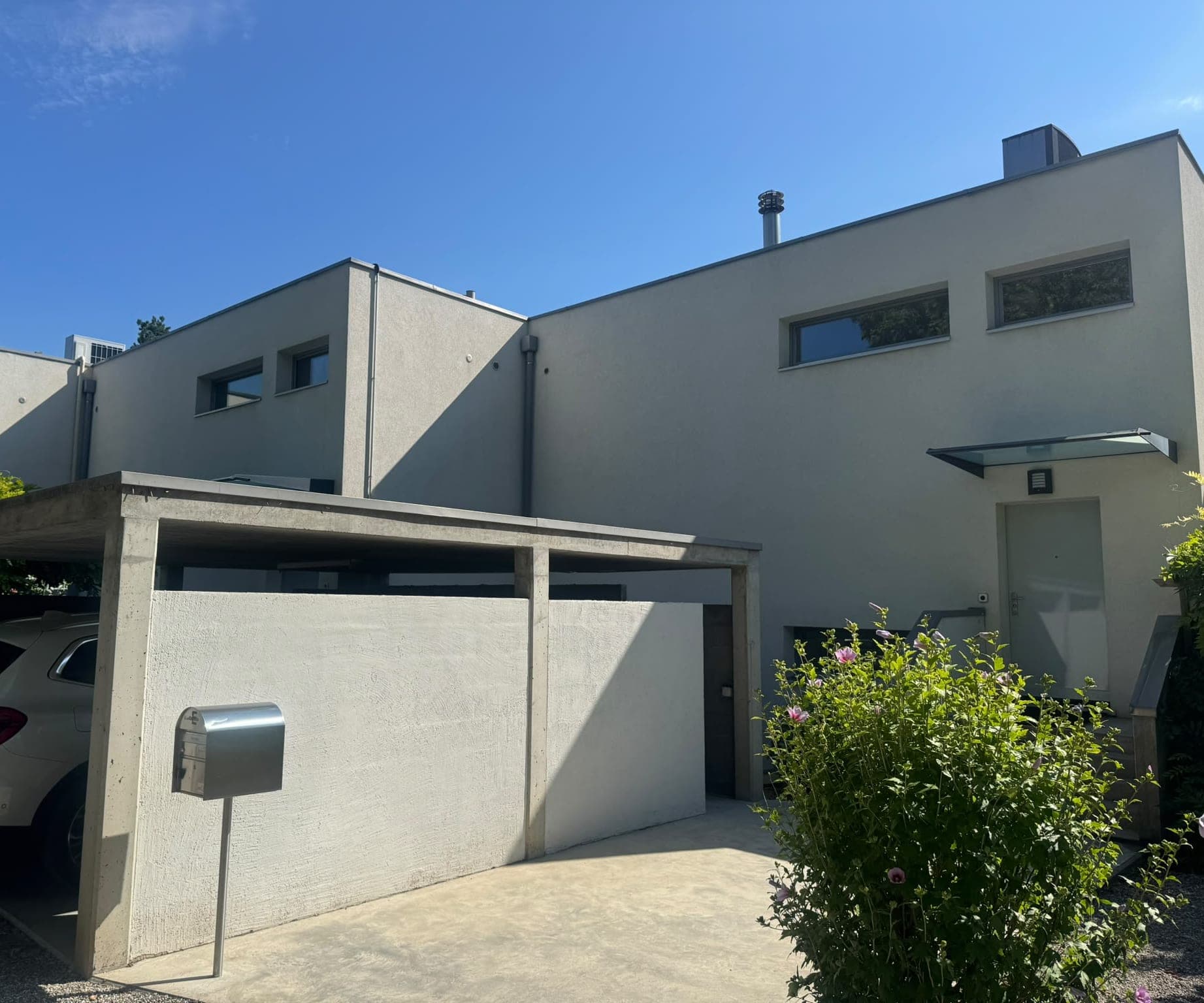 Façade de villa nettoyée, crépi clair uniforme sous un ciel bleu