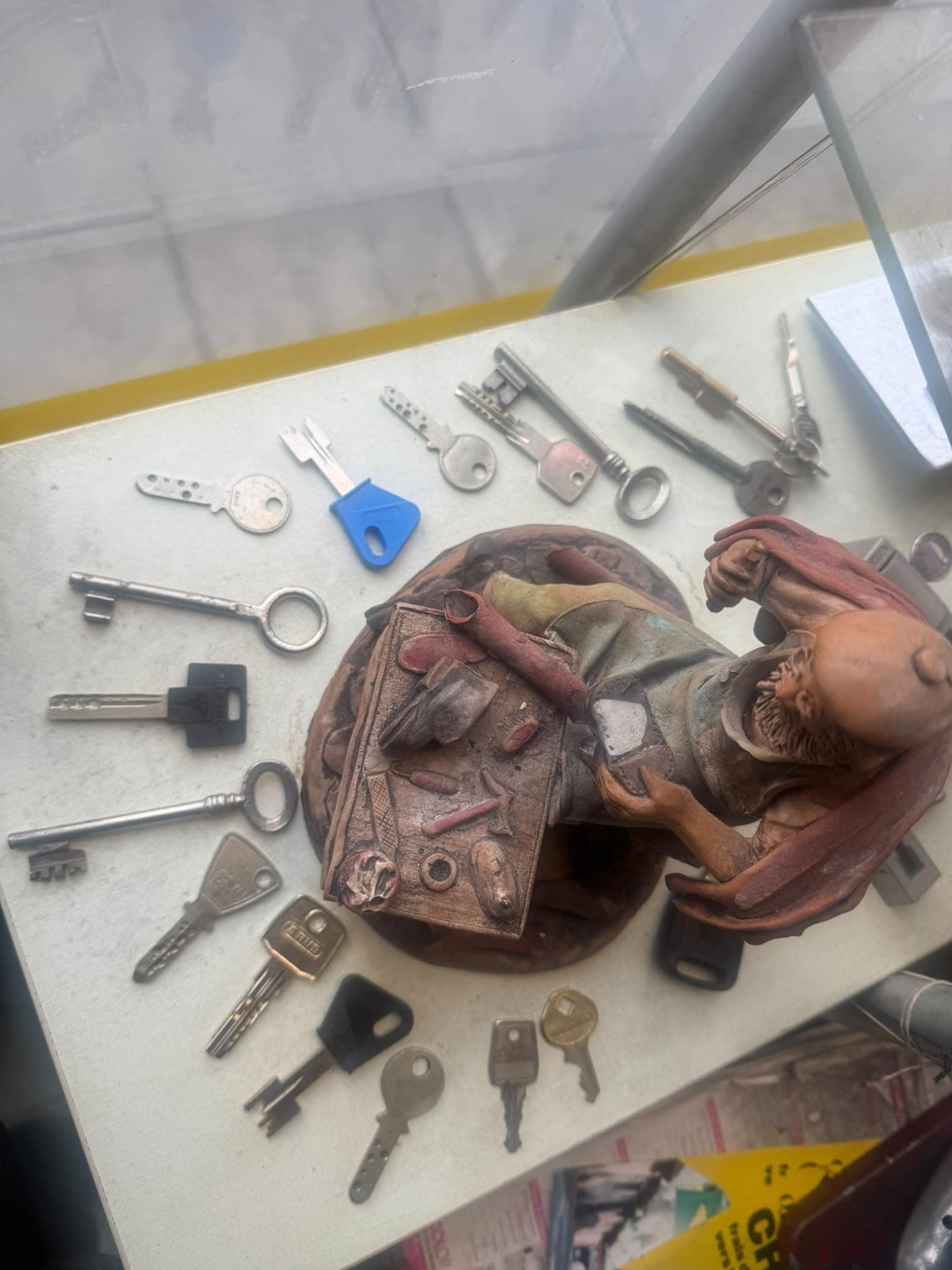 Clés et cylindres de toutes sortes disposés sur l'établi d'un atelier de serrurerie