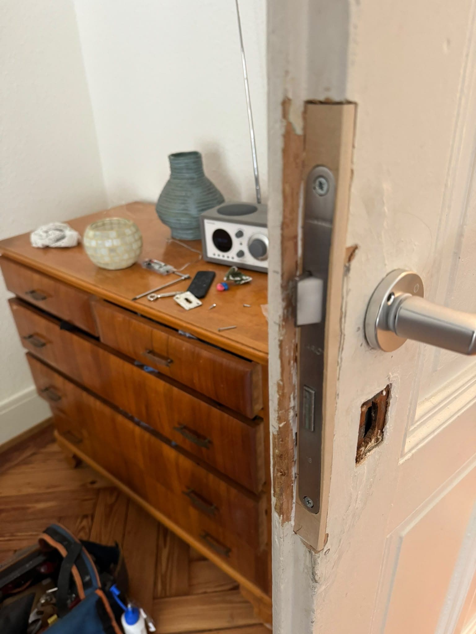 Serrure en cours de remplacement sur une porte d'appartement ancienne