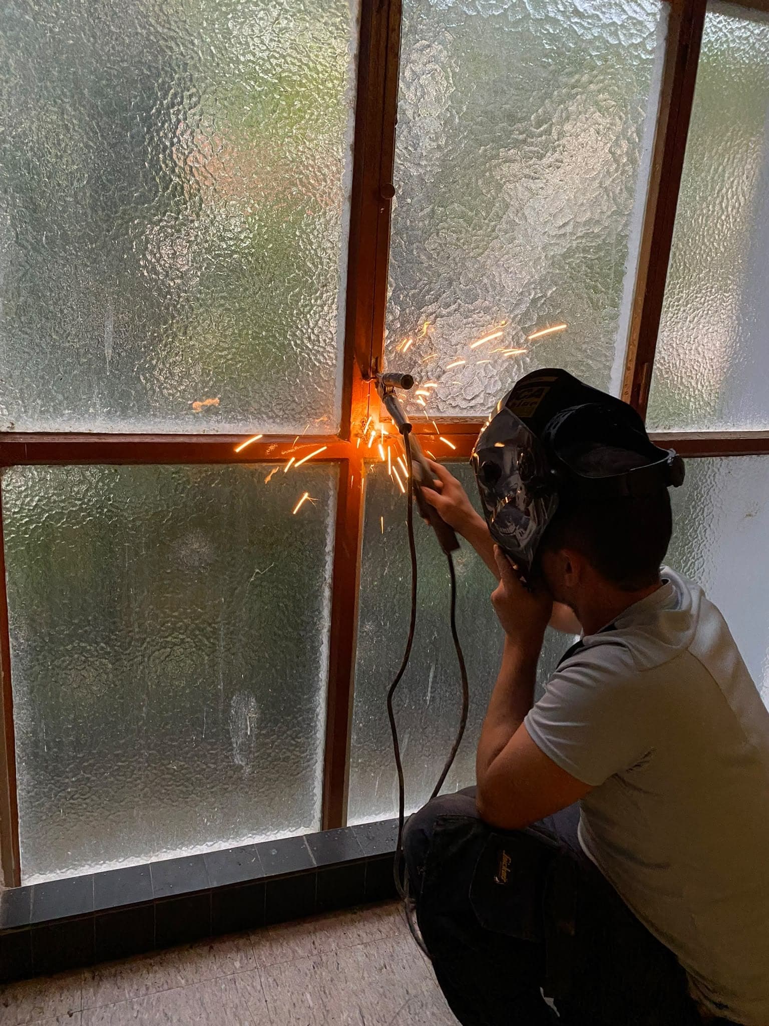 Gerbe d'étincelles pendant la soudure d'un châssis métallique de verrière